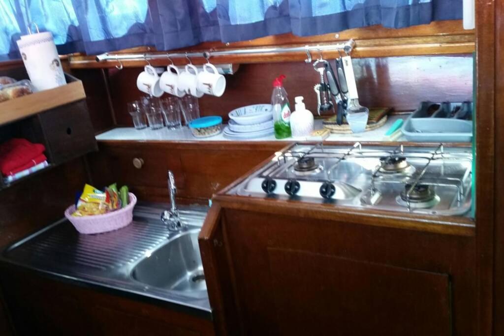 Boat Allemansfreon - Kamperen Op Het Water - Niet Om Mee Te Varen - Read Host Profile-Lees Hostprofiel Ютрейп Екстер'єр фото