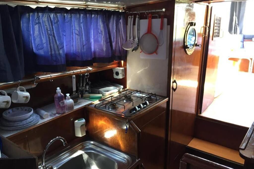 Boat Allemansfreon - Kamperen Op Het Water - Niet Om Mee Te Varen - Read Host Profile-Lees Hostprofiel Ютрейп Екстер'єр фото